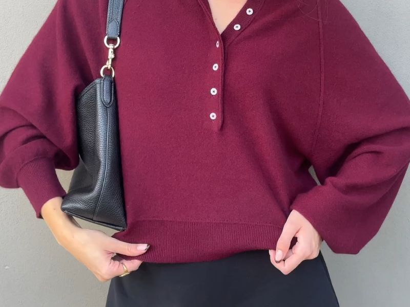 devojka pozira u bordo džemperu 