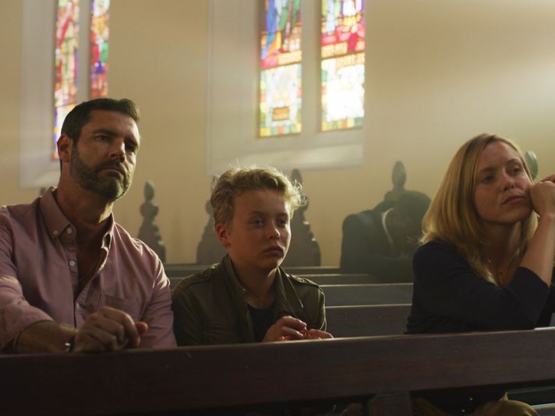 porodica sedi na klupiu crkvi