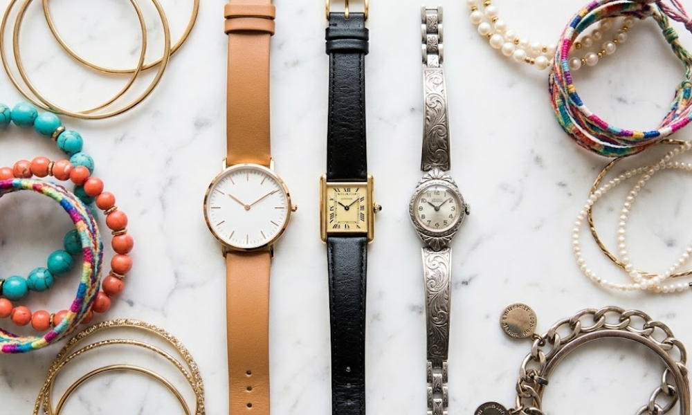 Kako uskladiti sat sa narukvicama bez prenatrpanog izgleda