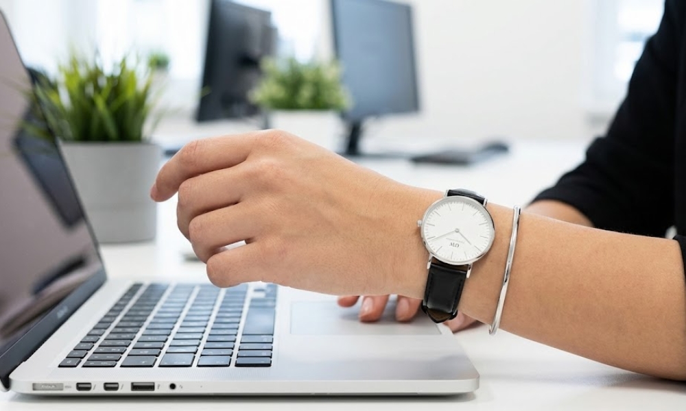 Za profesionalan i sveden poslovni izgled, uz klasičan sat odaberite samo jednu diskretnu narukvicu čistih linija