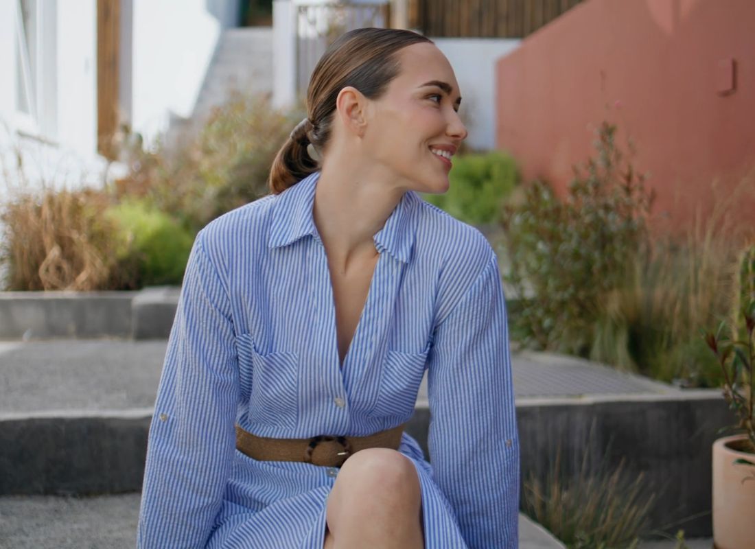 devojka u plavoj haljini sa kaišem pozira