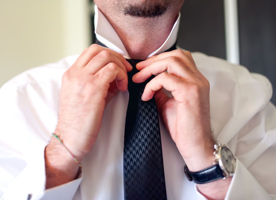 prikaz momka koji stavlja kravatu sebi 