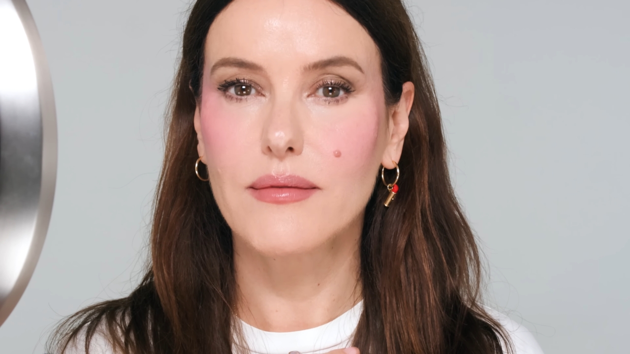 Žena sa prirodnim tenom i blagim ružičastim rumenilom na obrazima koje daje svež i zdrav izgled