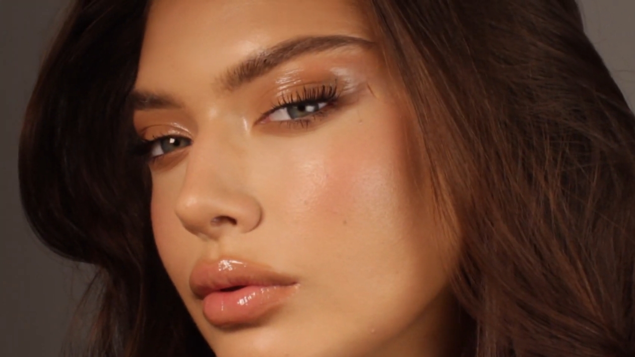 Žena sa sjajnim kapcima bez senke i prirodnim, blistavim tenom koji daje svež izgled